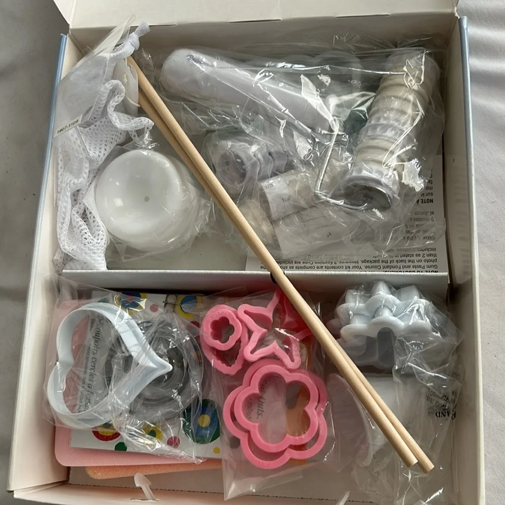 Wilton, student kit for cake decorating! “ gum, paste, and fondant kit, NEW!!!